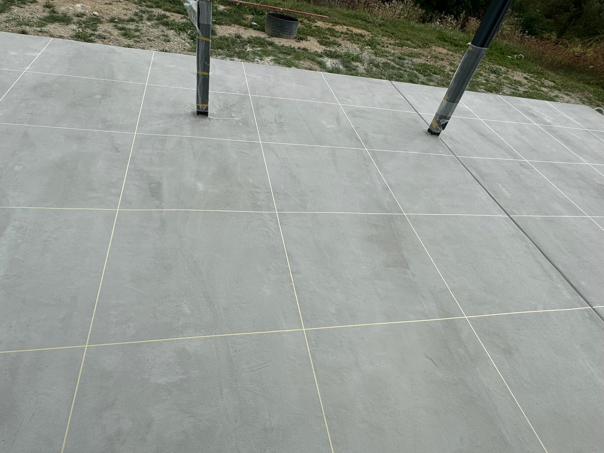 Kostenvergleich: Bodenbeschichtung vs. kompletter Neubau von Betonflächen